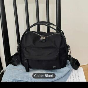 BLACK NYLON HAND BAG.